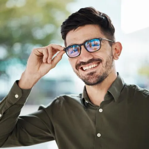 joven lentes feliz